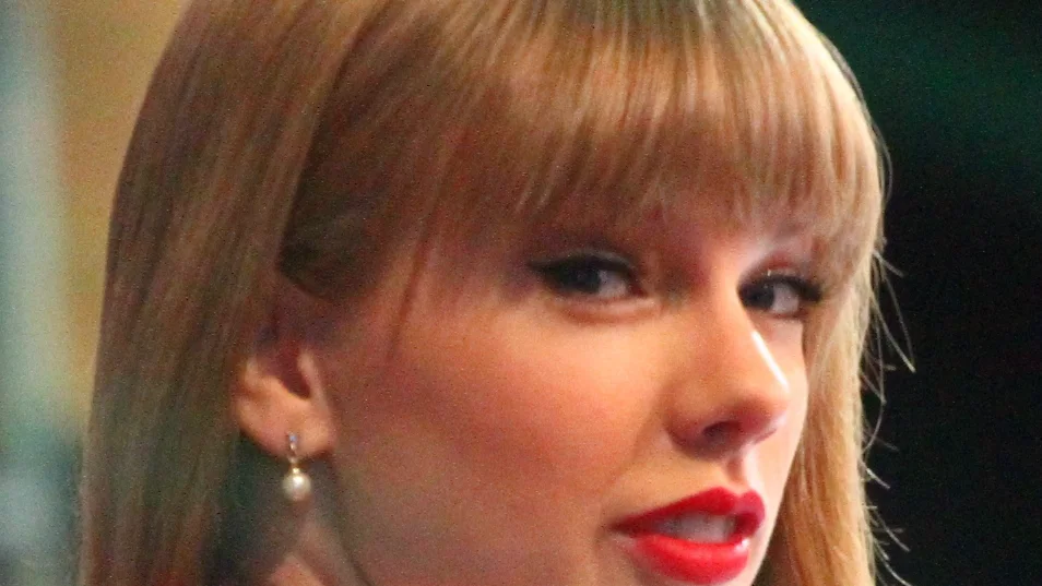 Taylor Swift wearing red lipstick at the 2012 Good Morning America Red album launch