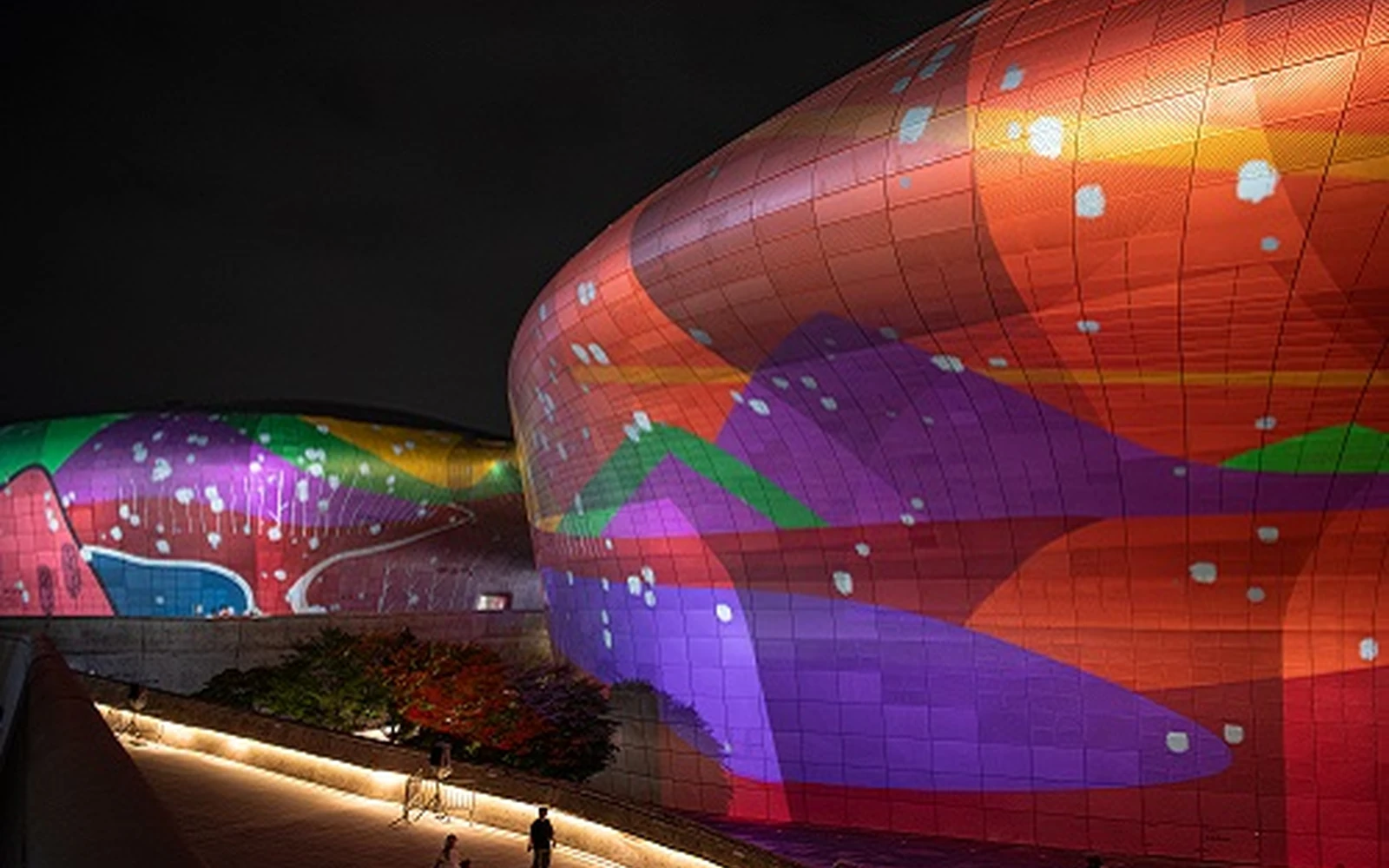 Visitors viewing the Seoul Light DDP 2026 media facade at Dongdaemun Design Plaza after dark
