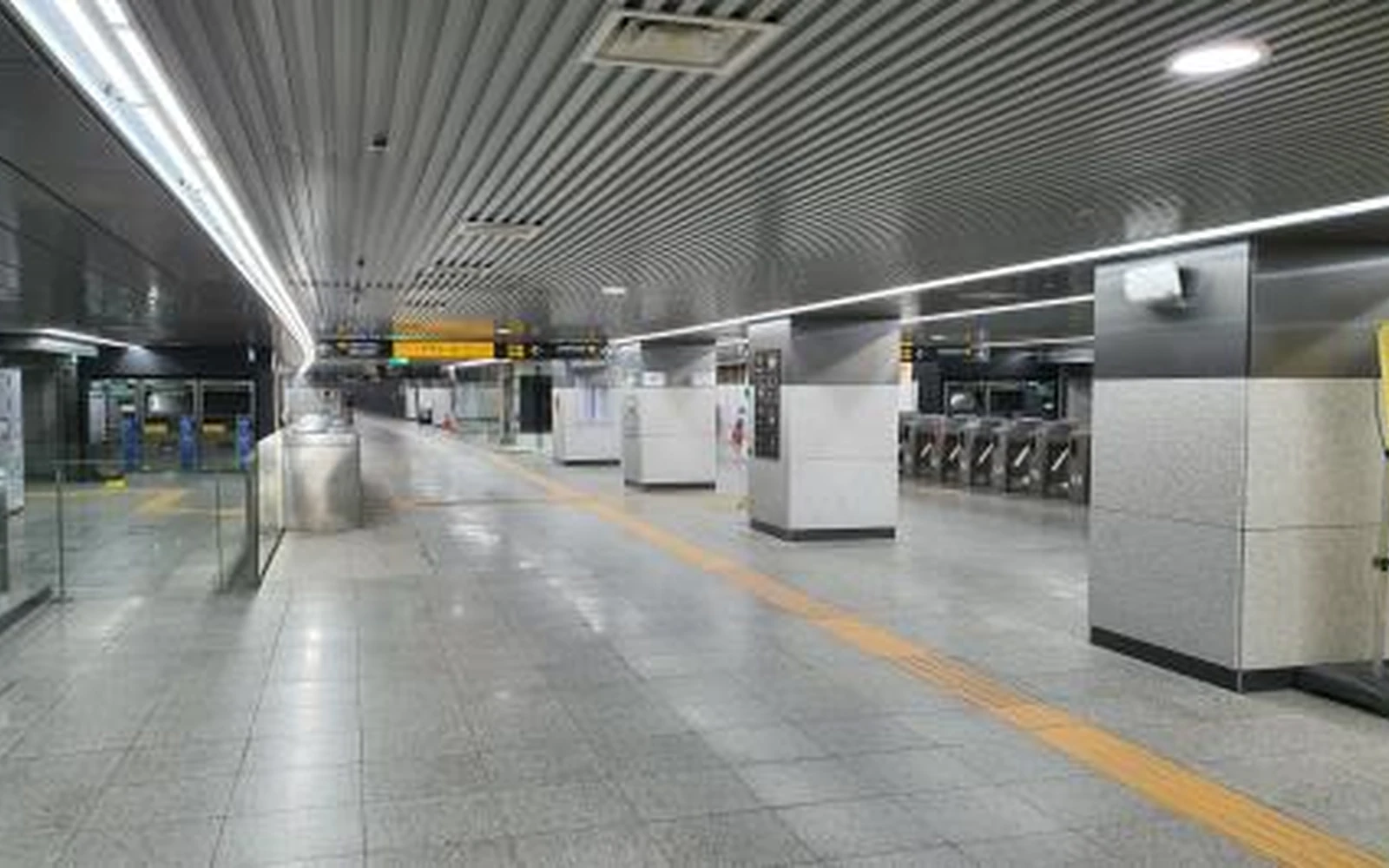 Seoul Subway Line 1 station concourse for a family guide to child fares and free travel rules