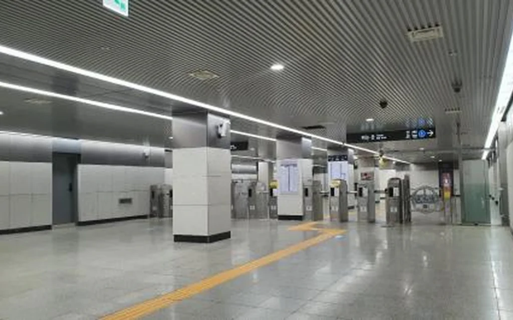 Renovated Seoul Subway Line 1 concourse illustrating the Seoul subway child fare guide